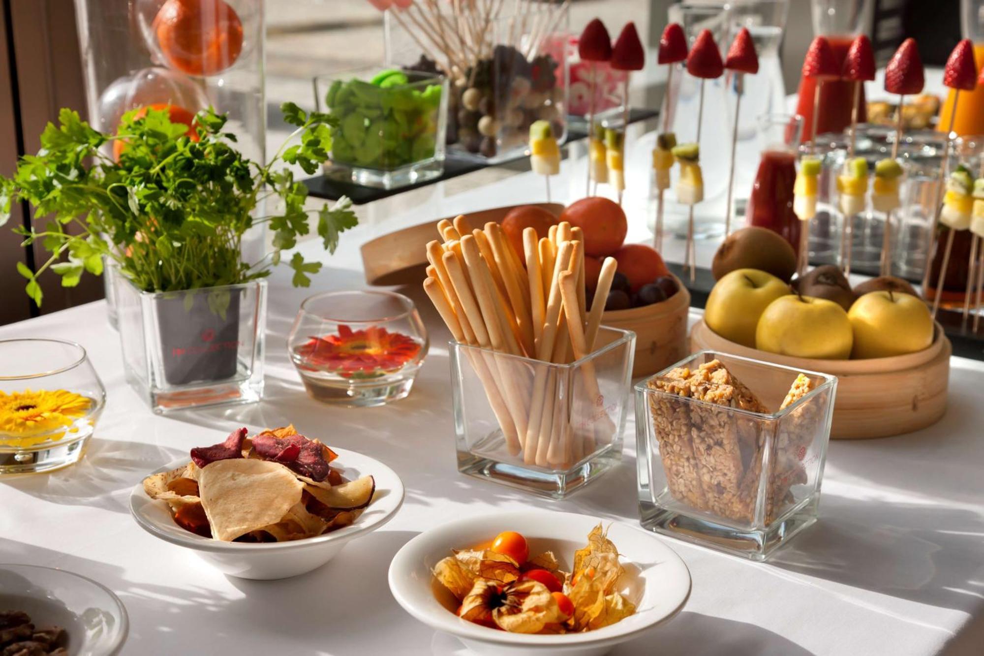Nh Collection Santiago De Compostela Hotel Exterior photo A buffet